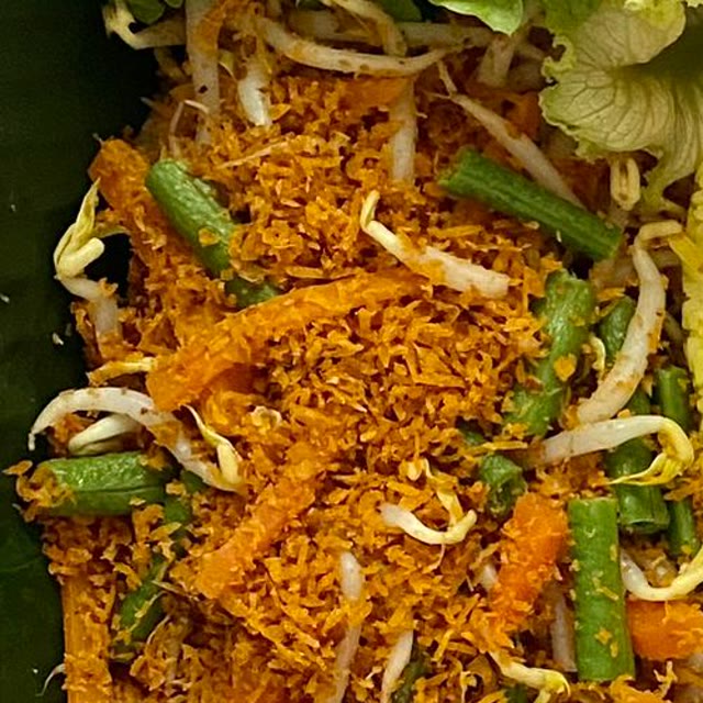 Urap (steamed vegetables with coconut)